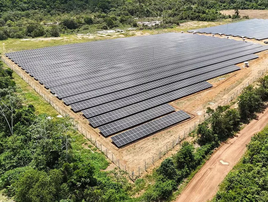 Usina solar de solo cercada por mata amaz&ocirc;nica, vista de cima
