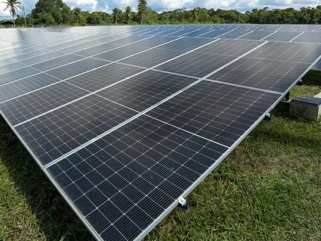 Fileiras de pain&eacute;is solares vistas de perto, em usina de solo
